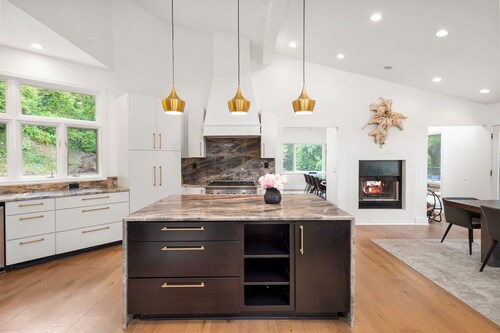 Luxury Home sisällä 1. 5 kilometriä Downtown Asheville, upeat näkymät, 100 + windo