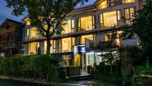 A modern hotel with a two-story structure, large windows, and a well-lit entrance. - Floral Hotel Hangzhou Yunqi Fanjinglan (Hangzhou)