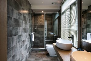Dusche, kostenlose Toilettenartikel, Haartrockner
