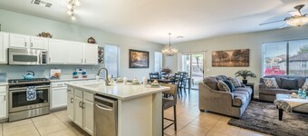 BRAND NEW AC - Sleeps 12 - Pet Friendly in Gilbert near Loop 202!