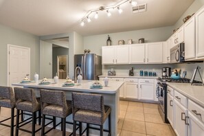 冰箱、微波炉、烤箱、炉灶