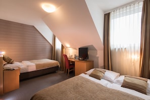 双人房 | 客房内保险箱、办公桌、免费 WiFi、床单