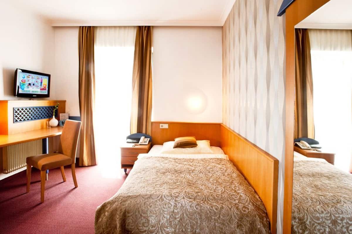 Eenpersoonskamer | Een kluis op de kamer, een bureau, gratis wifi, beddengoed