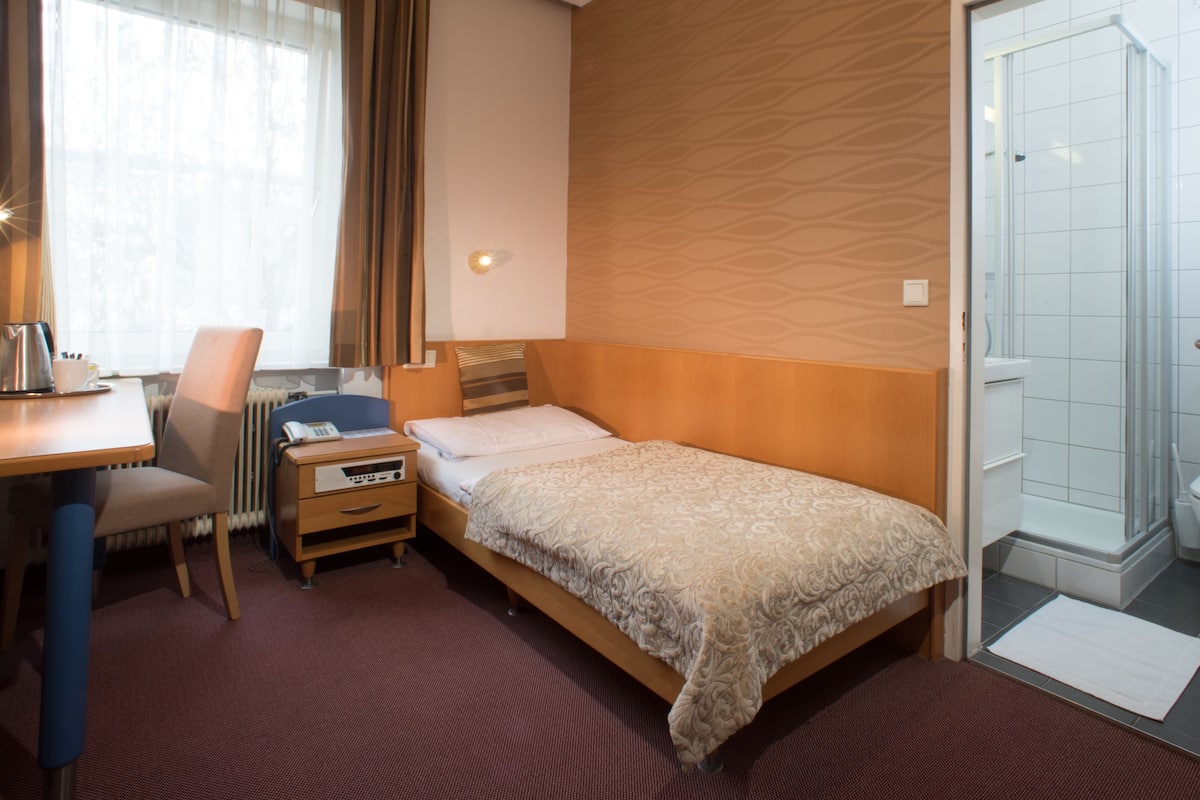 Eenpersoonskamer (Basic) | Een kluis op de kamer, een bureau, gratis wifi, beddengoed