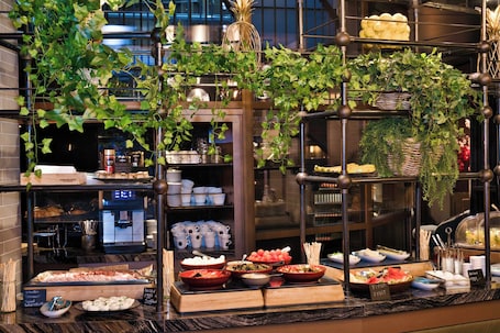 Tägliches kontinentales Frühstück gegen Gebühr. Hotel AMO by AMANO Friedrichstraße