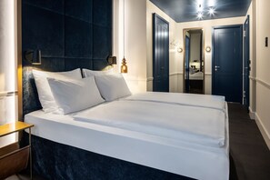 Comfort Room | In-room safe, desk, blackout curtains, soundproofing - Hotel AMO by AMANO Friedrichstraße (Berlin)