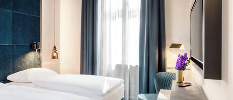 Caja de seguridad en la habitación, escritorio y cortinas blackout