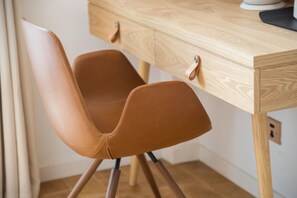 Kamar Double Desain | Minibar gratis dan didekorasi berbeda-beda
