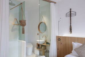 Ducha, artículos de higiene personal gratuitos y secador de pelo