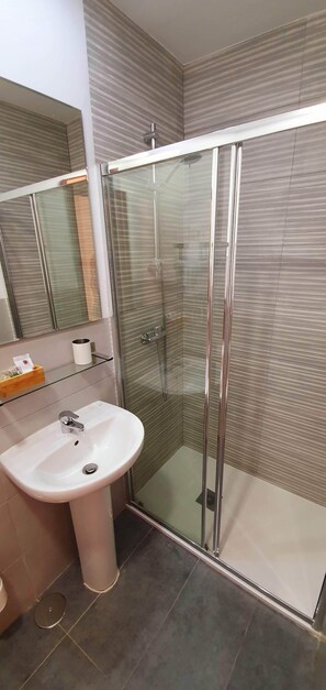 Een douche, gratis toiletartikelen, een haardroger, handdoeken