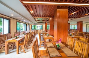 Breakfast, lunch, dinner served; Thai cuisine