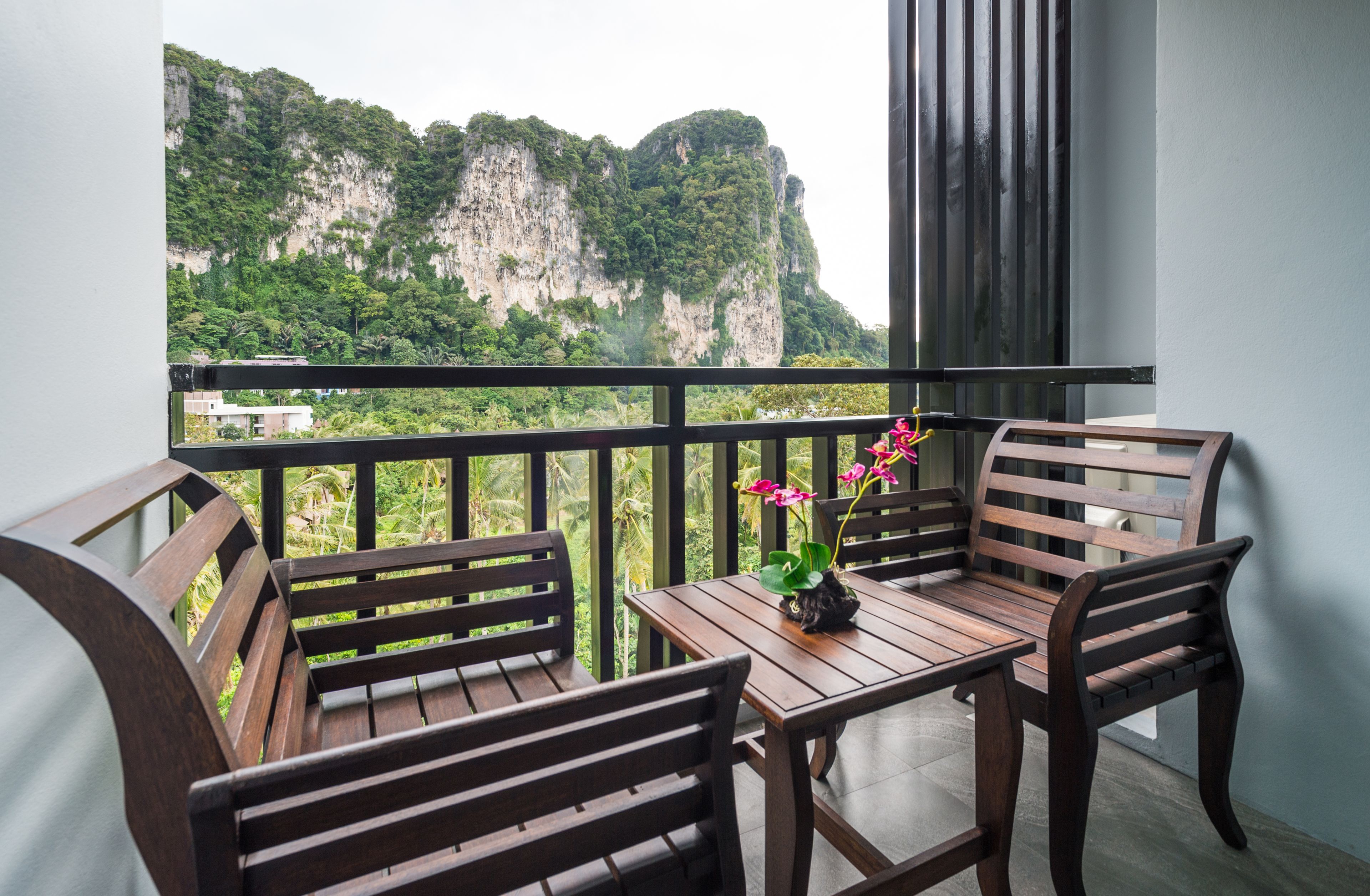 deluxe double or twin room (cliff view) | mountain view