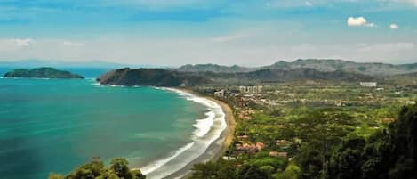 Plage, chaises longues, serviettes de plage