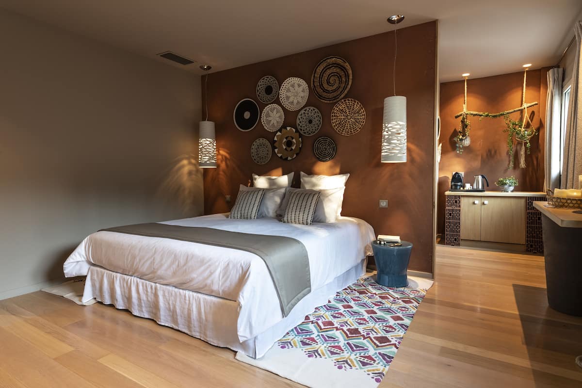Classic Room, 1 Queen Bed, Non Smoking | Premium bedding, down comforters, pillowtop beds, minibar