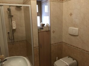 Chambre Deluxe Double ou avec lits jumeaux, vue partielle sur la mer | Salle de bain | Douche, articles de toilette gratuits, sèche-cheveux, chaussons