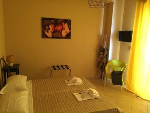 Chambre Deluxe Double ou avec lits jumeaux, vue partielle sur la mer | Minibar, bureau, Wi-Fi gratuit, draps fournis