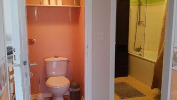 Appartement Club, 3 chambres, non-fumeurs, vue jardin | Salle de bain | Douche, articles de toilette gratuits, sèche-cheveux