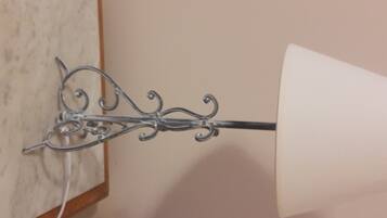 Luminária de parede em metal com cúpula branca.