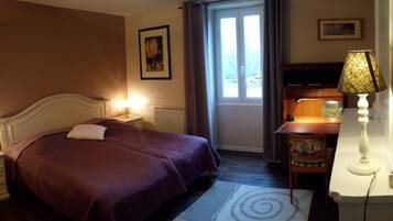 Chambre Confort (Iris) | Fer et planche à repasser, lits bébé (gratuits), draps fournis