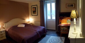 Comfort Room (Iris) | Iron/ironing board, free cots/infant beds, bed sheets