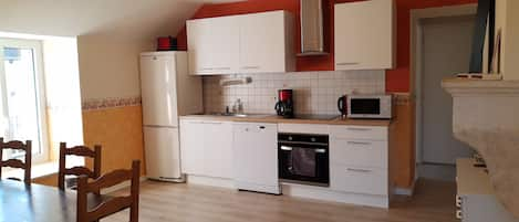 Appartement Club, 3 chambres, non-fumeurs, vue jardin | Cuisine privée | Cafetière/bouilloire, bouilloire électrique