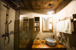 ฝักบัว, ของใช้ในห้องน้ำฟรี, ไดร์เป่าผม