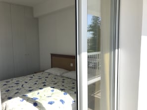 Apartamento | Espaço de trabalho para notebook, cortinas blackout