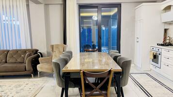 Villa Familiale | Cuisine privée | Cafetière/bouilloire, bouilloire électrique, tables à manger