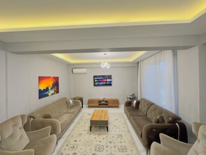 Villa familiar | Área de sala de estar | Televisión LCD y piso con calefacción