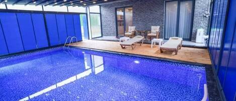 Piscine couverte, accès possible de 06 h 00 à minuit, chaises longues