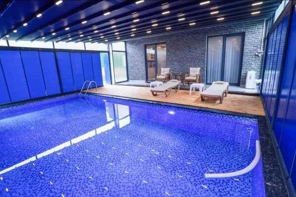 Piscine couverte, accès possible de 06 h 00 à minuit, chaises longues 