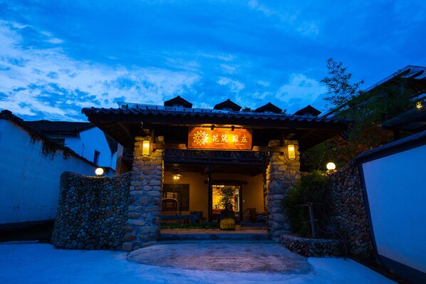 واجهة المنشأة - في المساء/الليل