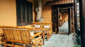 A traditional bamboo room with tatami mats and a wooden table. - Floral Hotel Moganshan Yaozhuang (Huzhou)
