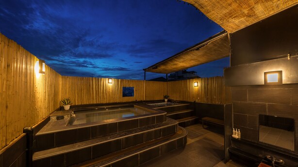 Un área de spa con jacuzzi, asientos y sauna.