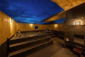 Un área de spa con jacuzzi, asientos y sauna.