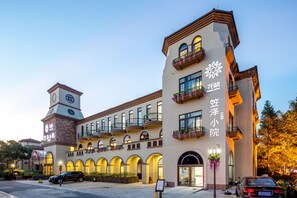 Front of property - Floral Hotel Huzhou Lize Yard (Huzhou)