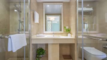 Comfort Queen Room | Bathroom | Shower, free toiletries, slippers