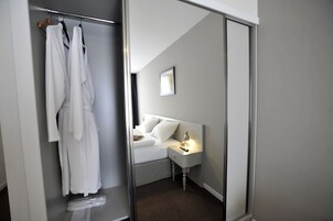 Minibar, caja de seguridad en la habitación y escritorio 