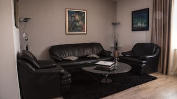 Comfort-sviitti, 1 suuri parisänky ja vuodesohva | Minibaari, tallelokero huoneessa, työpöytä, pimennysverhot