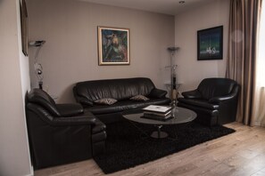 Suite Confort, 1 cama King size y sofá cama | Minibar, caja de seguridad en la habitación y escritorio 