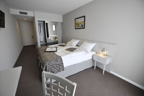 Minibar, caja de seguridad en la habitación y escritorio 