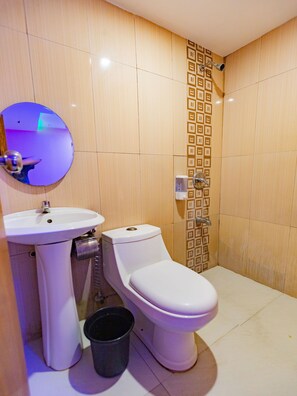 Economy-Doppelzimmer | Badezimmer | Dusche, kostenlose Toilettenartikel, Handtücher