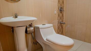 Deluxe Double Room | Bathroom | Shower, free toiletries, towels