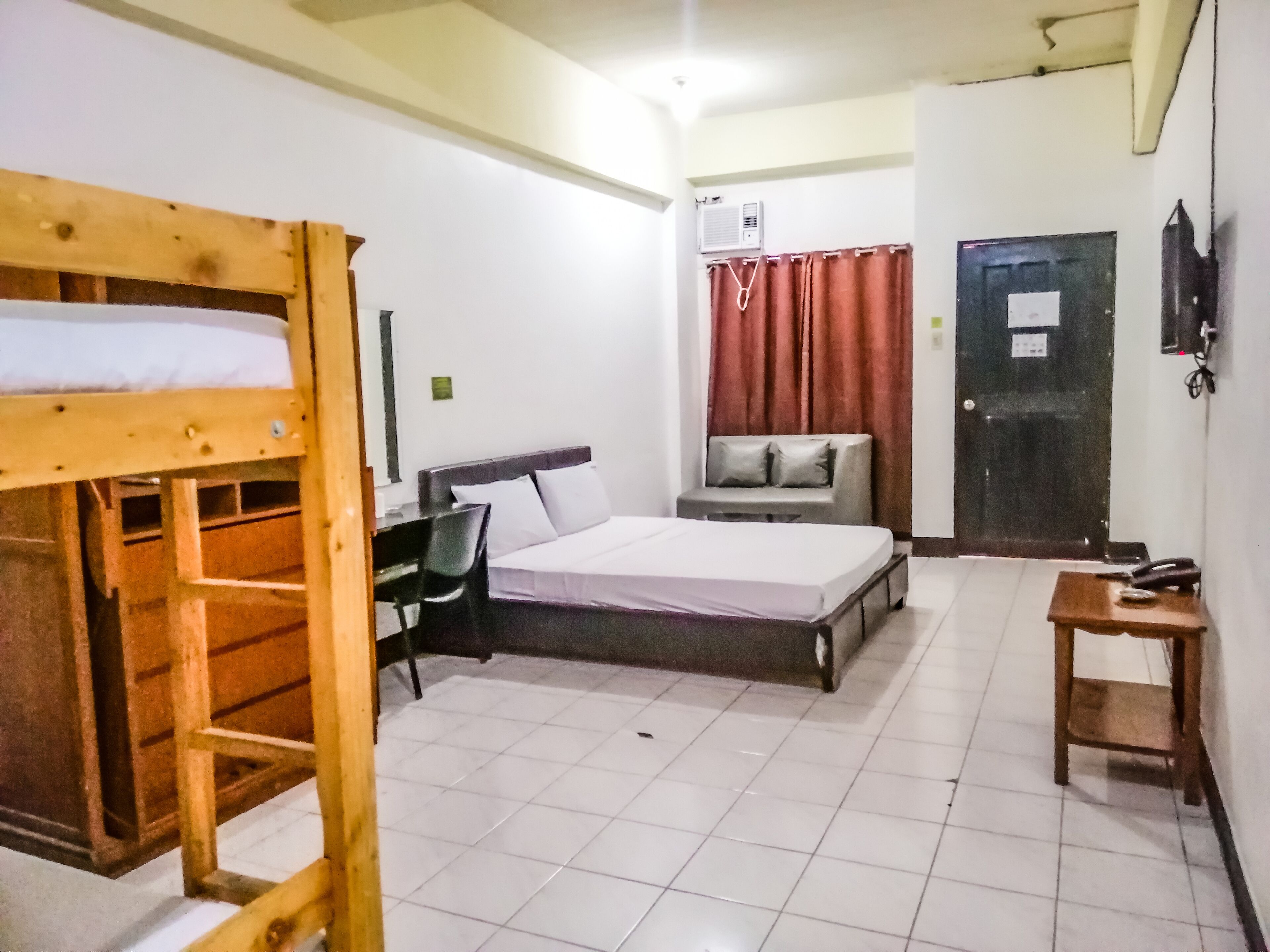 Family Room | Desk, free WiFi, bed sheets