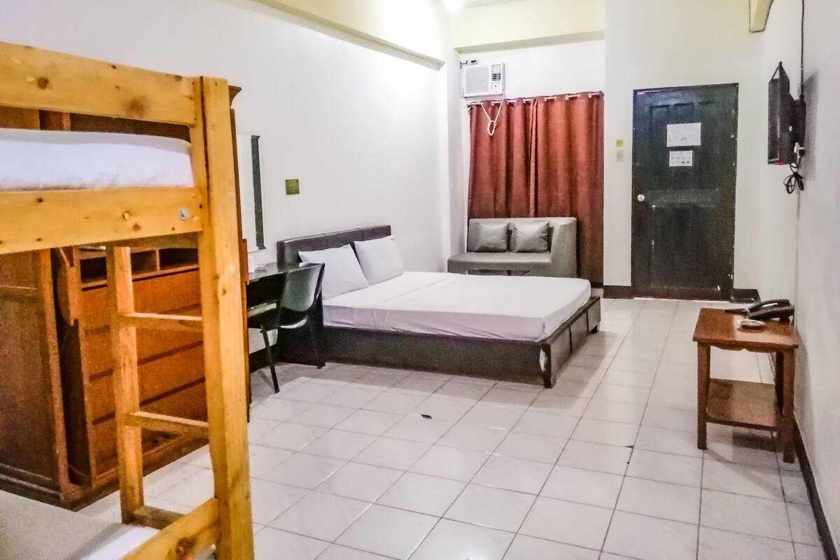 Family Room | Desk, free WiFi, bed sheets