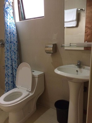 Deluxe Room | Bathroom | Shower, free toiletries, towels - Ranchotel Muntinlupa (Muntinlupa)