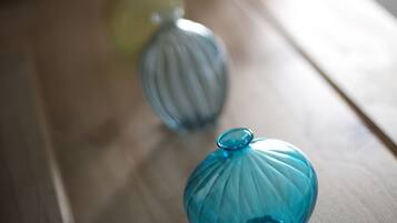 Traditional Cottage, Multiple Beds, Non Smoking | Living area | 20-inch flat-screen TV with digital channels, TV, fireplace