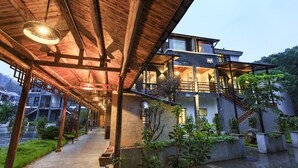 A modern house with a covered walkway, a staircase, and a view of a river. - That Mountain That Shed (Huzhou)