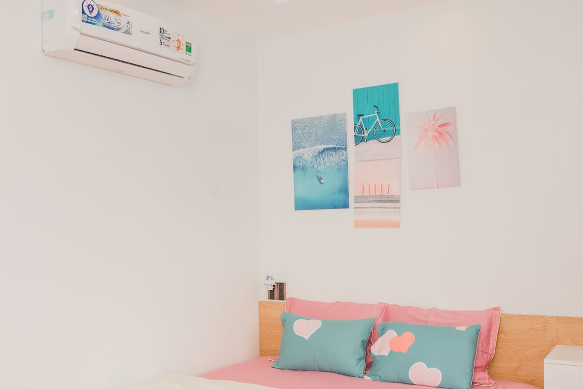 Desk, soundproofing, free WiFi