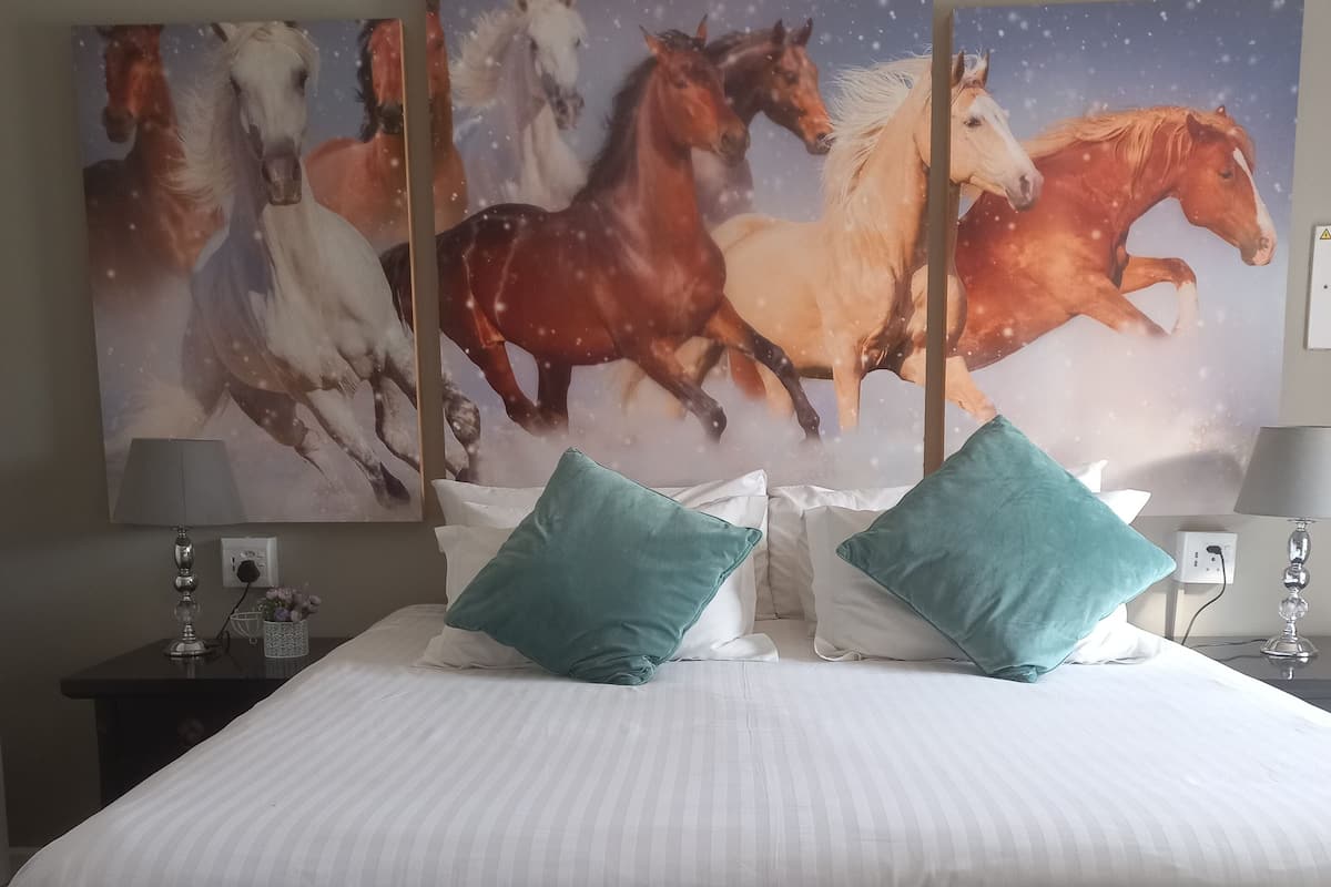 Rum (5 - The Horses of Ireland) | Minibar, värdeförvaringsskåp på rummet och individuell inredning